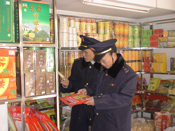 连南县工商局执法人员检查食品市场