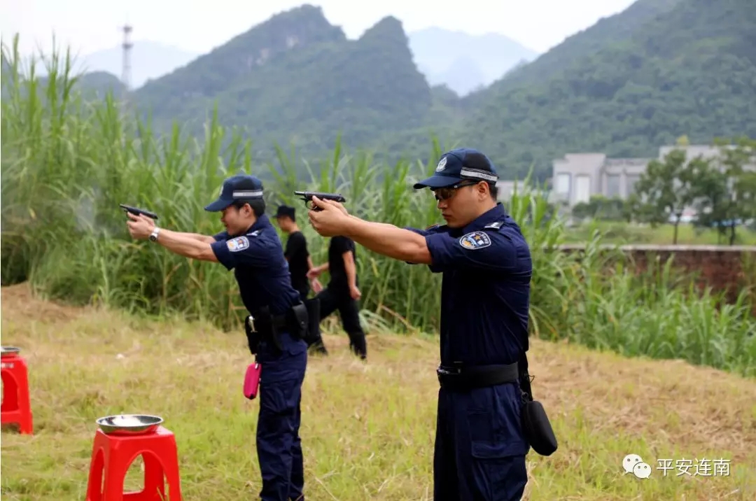 (实战教官对射击动作要领进行讲解和演示)(县公安局领导班子进行枪支