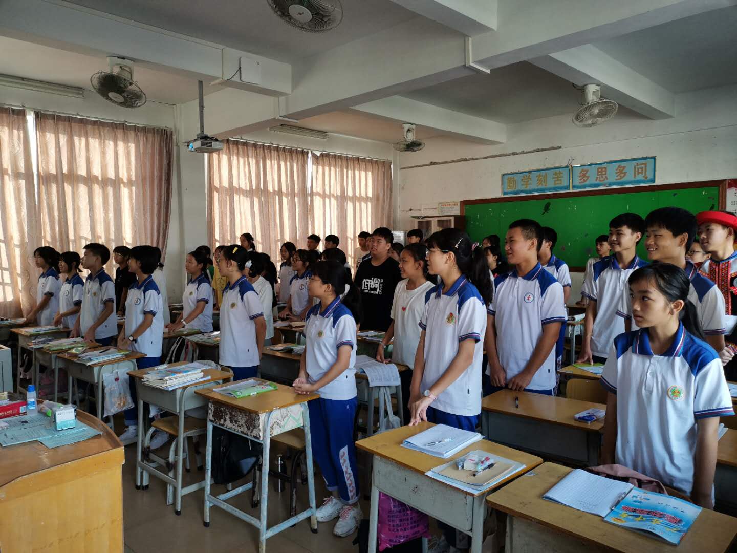田家炳学生向老师唱《最美的你》.jpg
