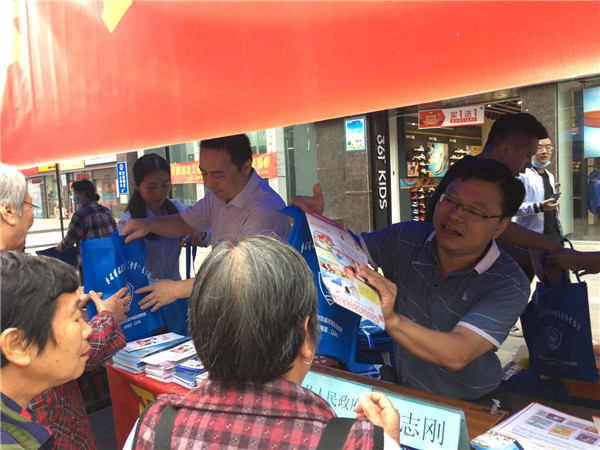 副县长刘志刚派发宣传资料和接受群众咨询2.jpg