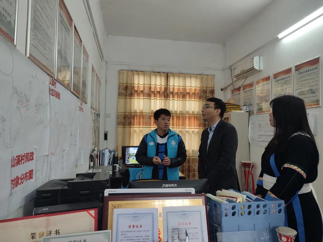 1. 清远市民政局党组书记、局长李伯伦实地调研三排镇社工站.jpg