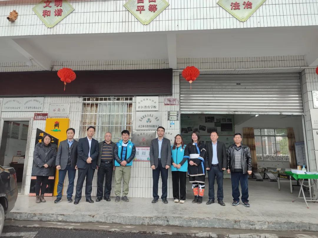 3. 市调研组一行与社工合影.jpg