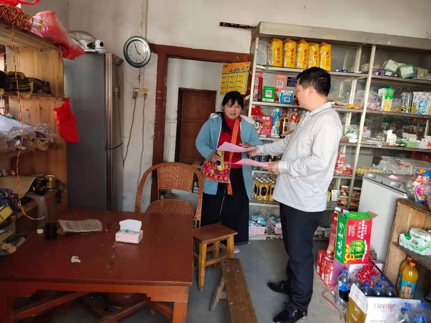 1-3入户宣传：中心岗村委开展入户派发《防诈反诈应知应会告知书》“清明期间防火”等宣传工作 (2).jpg