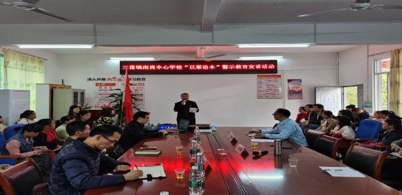 　　　3月25日下午，县教师发展中心主任曾海原、副主任蔡世峰及教研员罗万良到南岗中心学校开展“以案治本”警示教育宣讲活动。.jpg
