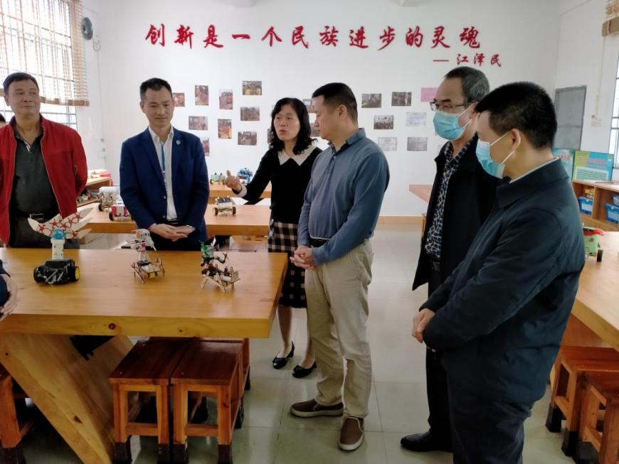 3月26日上午，清远市科学技术协会党组书记梁智威、党组成员吴一民等一行5人到民族小学调研科技教育活动开展情况.jpeg
