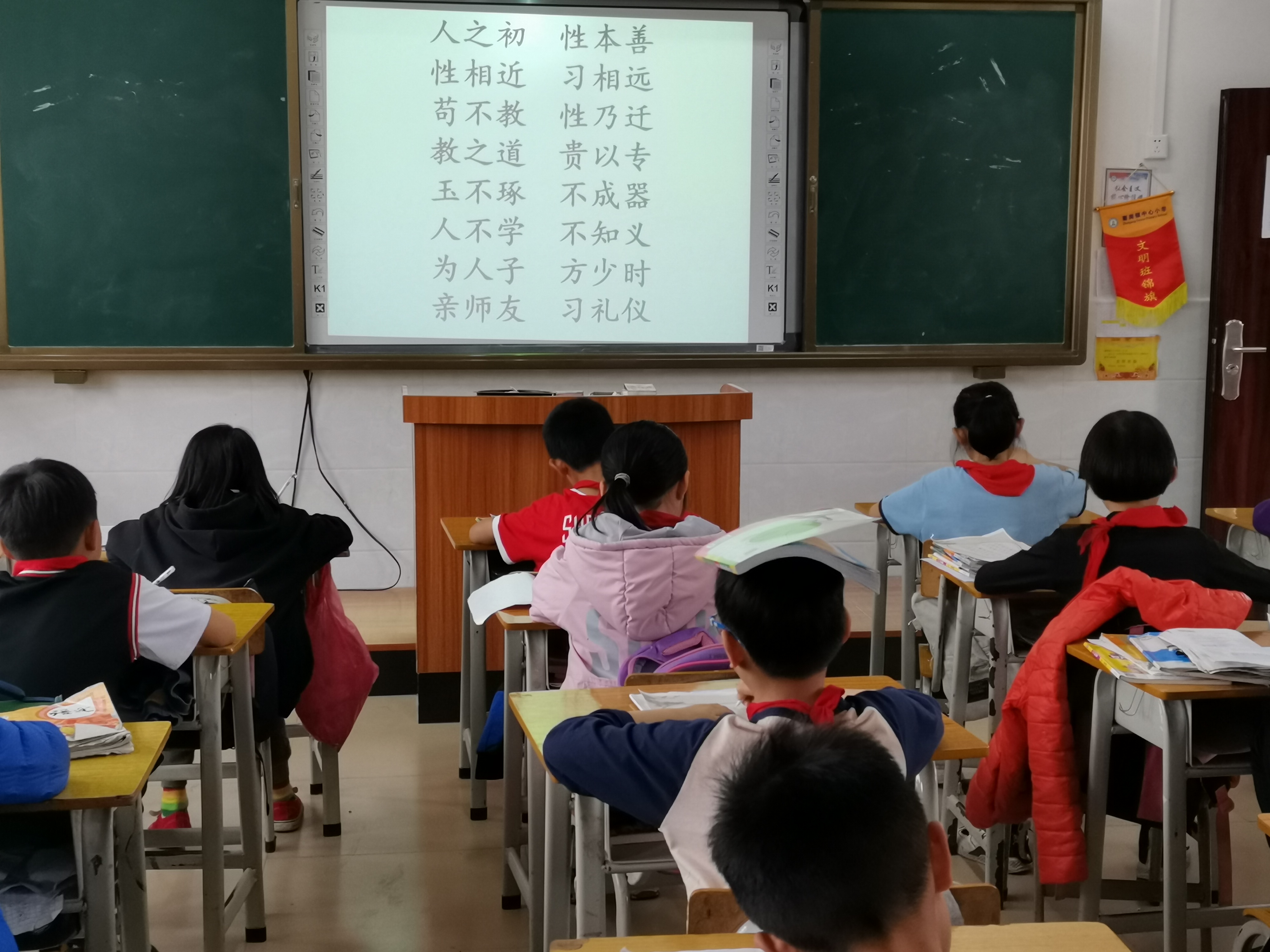 3月25日，寨岗镇中心小学组织3—6年级学生开展“经典伴我成长”主题硬笔书法比赛。.jpg