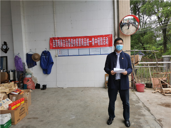 图为副县长、县“双打”领导小组组长吴健平讲话.jpg