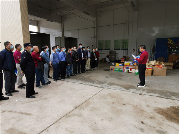 图为县“双打”领导小组副组长、县市场监督管理局长邓海锋主持活动 - 副本.jpg