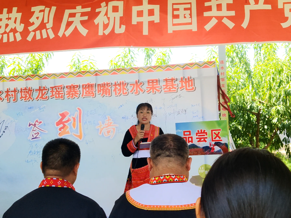 3. 镇党委副书记邓娇珑用瑶语宣讲党史.png