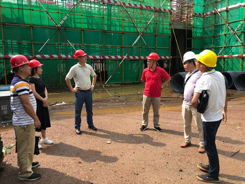 　7月30日，副县长吴健文三江镇中心幼儿园异地改扩建项目建设工地调研指导工作，县教育局副局长房秀英、县代建事务中心副主任黄桢科陪同.jpg