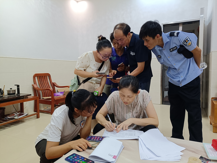 　根据县委县政府工作安排，8月7—8日晚，县教育局组织党员干部职工到挂点联系村大坪镇大坪村入户开展安装“反诈中心”APP和推进疫苗接种工作摸底排查.jpg