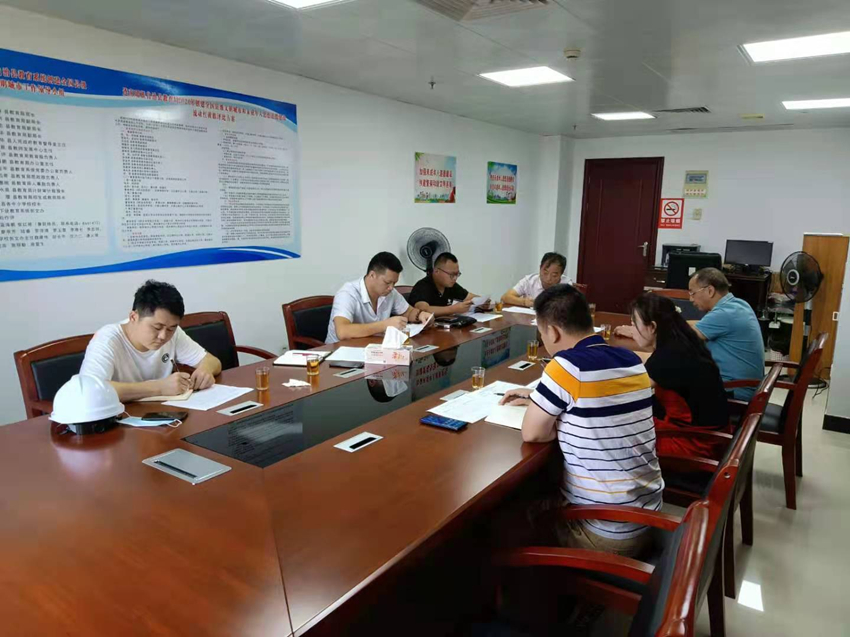 7月27日上午，县教育局副局长房秀英组织召开专项债券资金项目专题会议.jpg