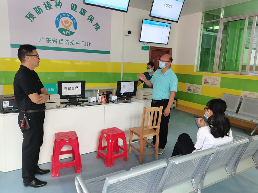 7月30日下午，县教育局副局长吴剑钊到三江镇卫生院和大坪镇卫生院督查15—17周岁学生疫苗接种工作.jpg