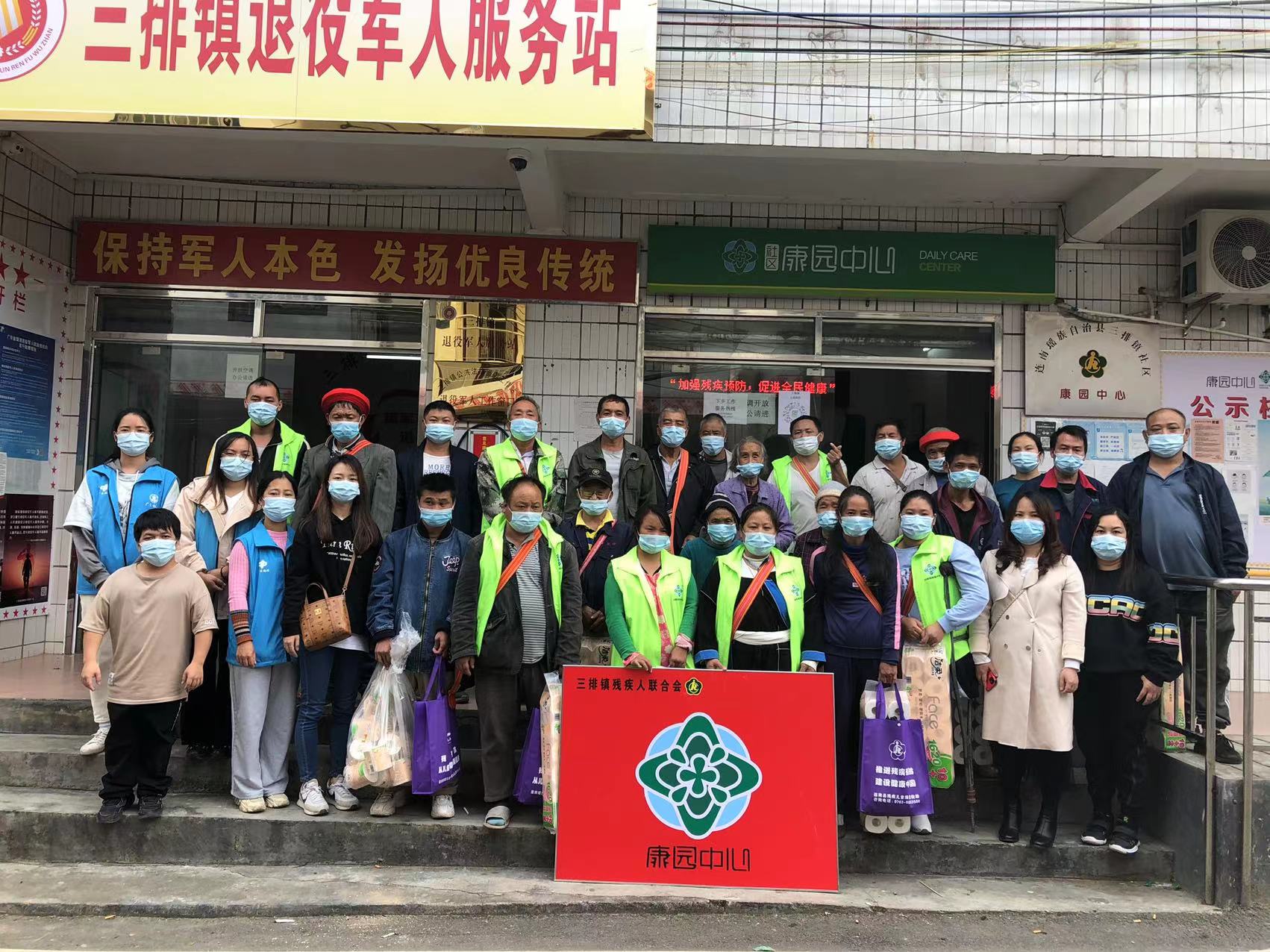 三排镇开展“五个一”文化进家庭系列活动合影.jpg