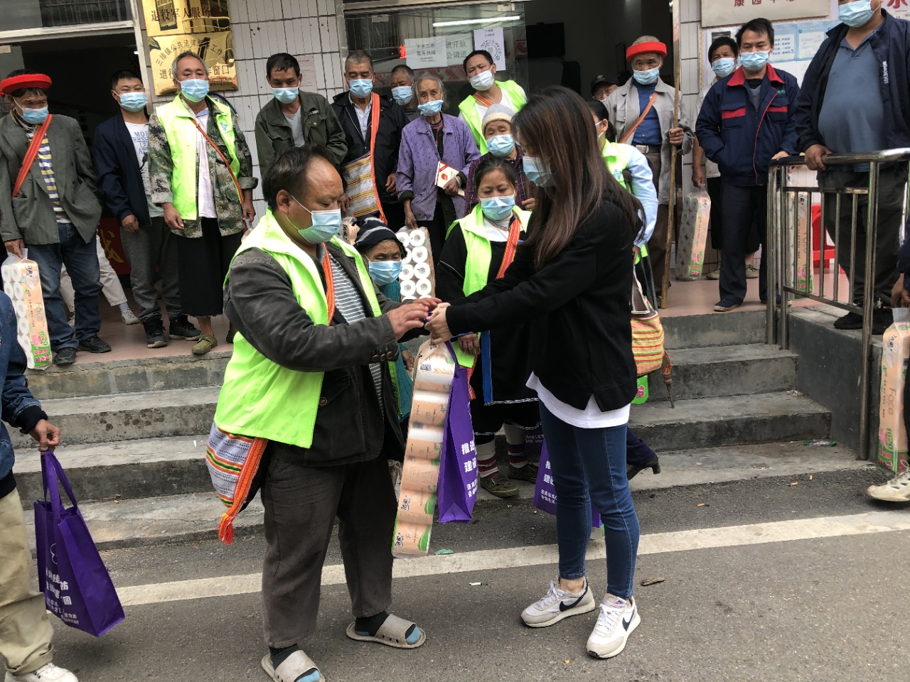 副镇长陈炜玮为参加活动的残疾人及家属颁发活动礼品.jpg