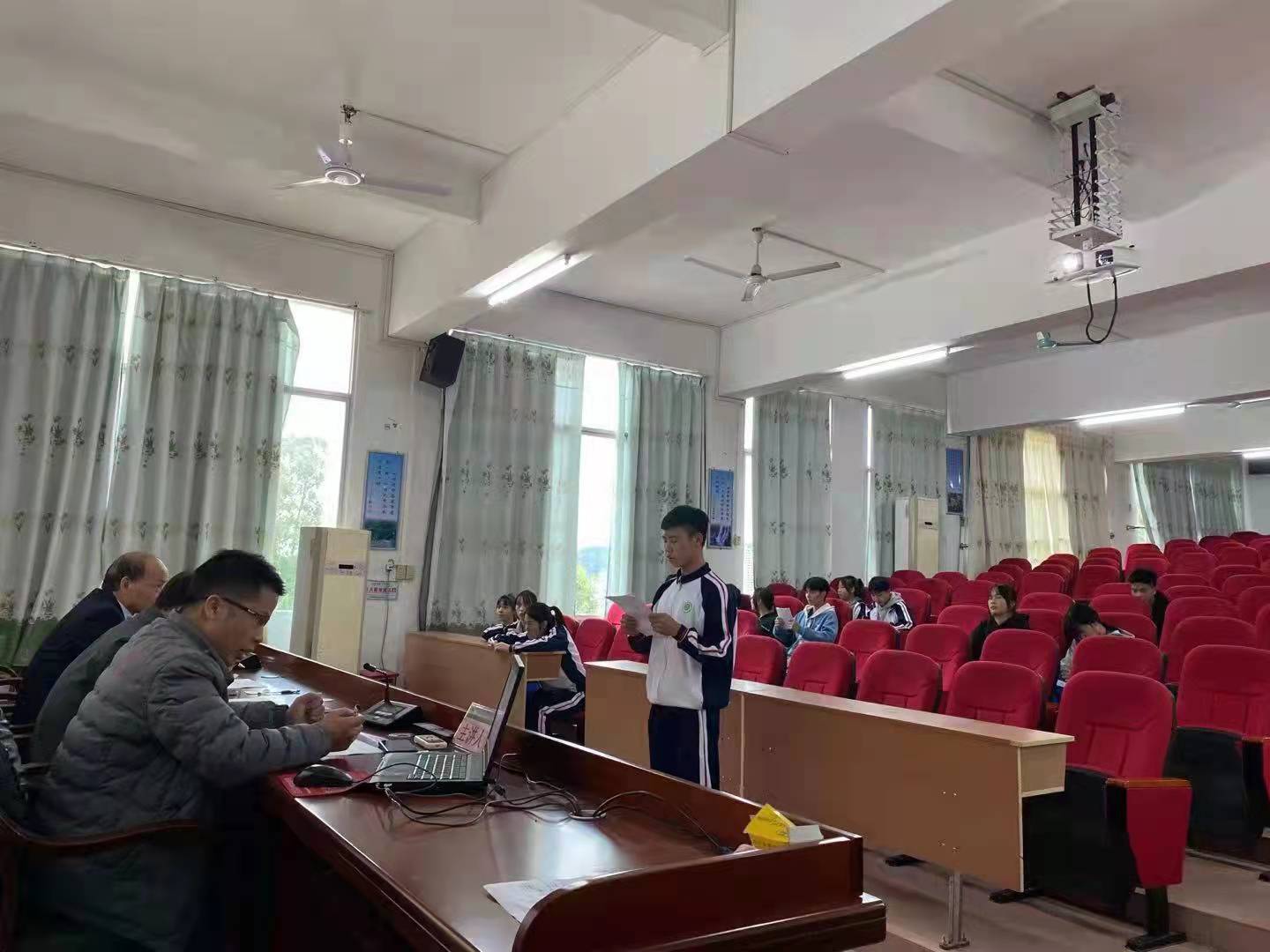 图一：竞选者上台发表竞选演讲.jpg