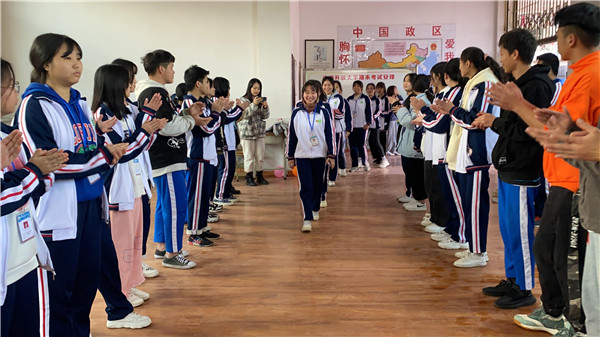 图一：全体师生为高考班学生鼓劲加油.png