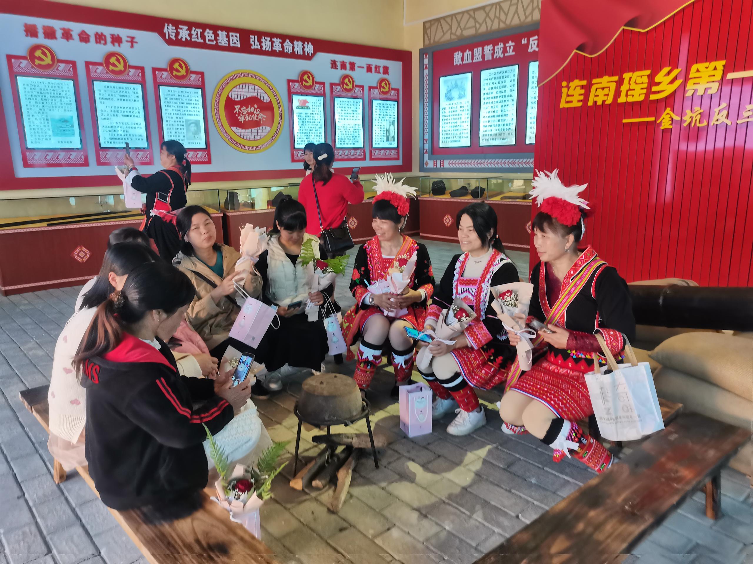 2022年3月8日，大麦山镇组织“三八”妇女节到金坑村红色教育基地参观学习 (3).jpg