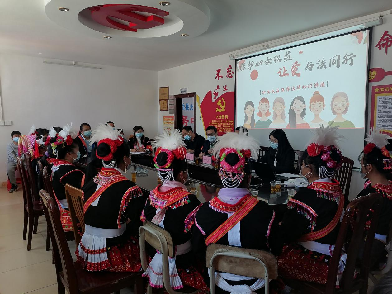 2022年3月8日妇女节当天上午，在党委副书记钟俊波的带领下，综治办一行4人在白芒村委2楼会议室开展妇女权益保障法律知识讲座，并邀请到白芒村挂村律师朱奕瑾为村妇女述法 (1).png
