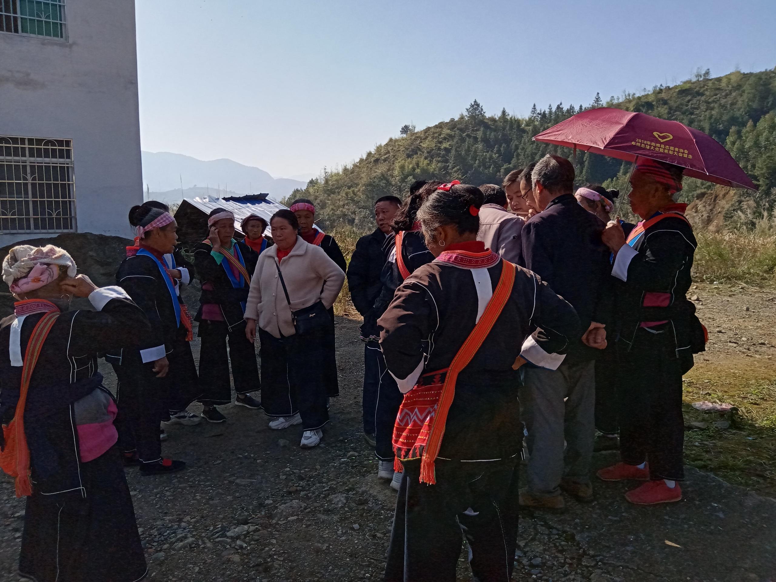 2022年3月8日上午，镇党委副书记钟俊波带领综治办、农办工作人员到望佳岭村开展矛盾纠纷调处工作，在现场为村民核实争议地块并在地图上进行标注，为下一步调处工作提供有力证据。6.jpg