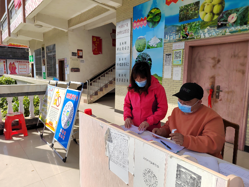 三排镇领导正在检查疫情防控值班工作.jpg