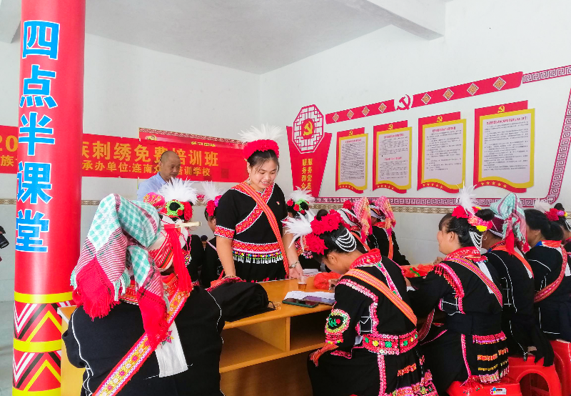 白芒村双龙党支部“四点半课堂”举办瑶绣培训课暨反诈知识教育宣传 (1).png