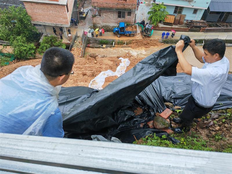 全力抢险当中.jpg