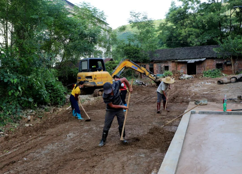 5-村民配合机械正在清理村道上的淤泥。.jpg