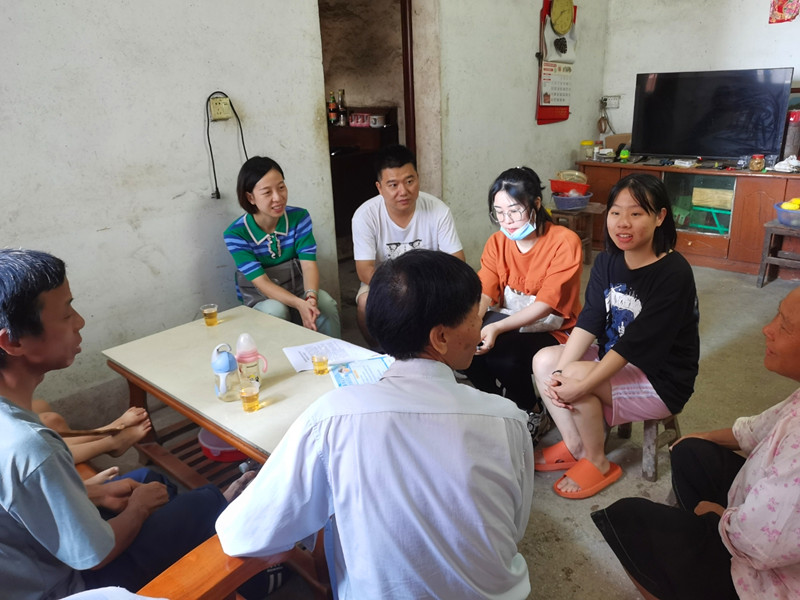 四、7月28日晚上,29日,县教育局副局长邓璎带领工作组同连南高中初中部、连南职业技术学校、信德幼儿园三间挂点学校教师开展家访_副本.jpg