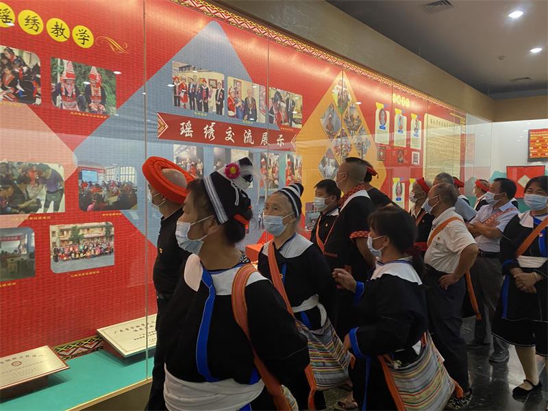 党员同志们在参观瑶族刺绣文化.jpg
