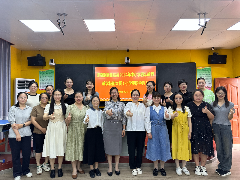 参赛选手与评委合影(1).jpg