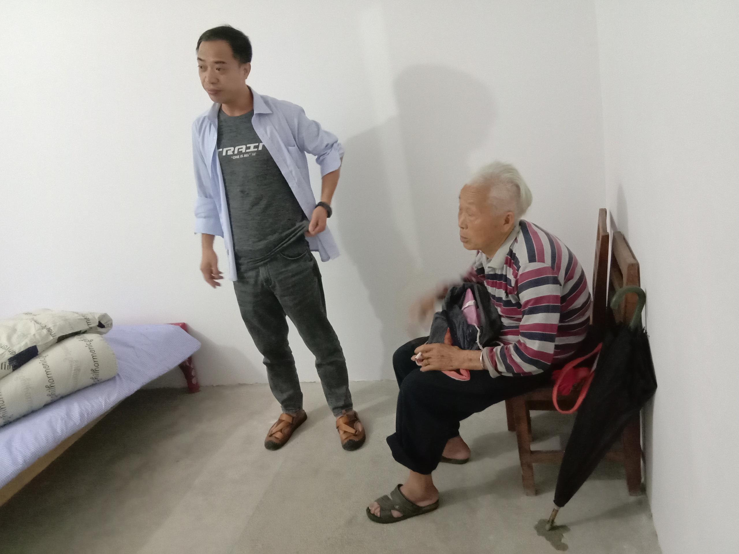 附图2：6月3日晚，白芒村党总支书记与村委干部连夜组织受灾群众紧急转移到安全地。 (1).jpg