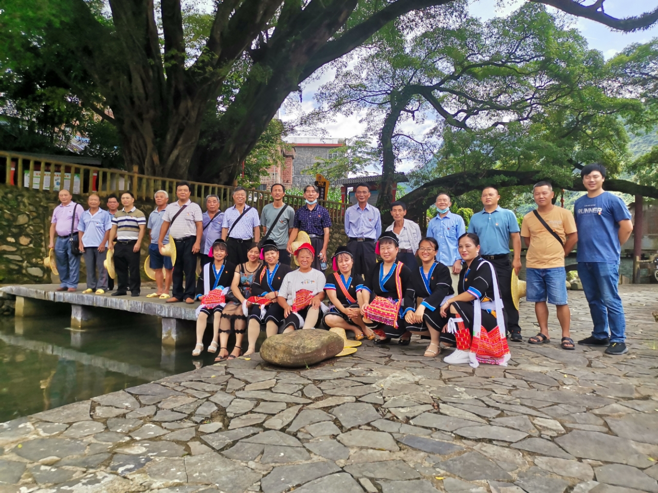 2021年6月26日，大平镇牛路水党总支组织全体党员到白芒村委开展“互学互鉴”主题党日活动，更体现了村与村之间相互交流学习，取长补短，在工作能力、质量、效果上优势互补。白芒村委干部全程陪同。2.jpg