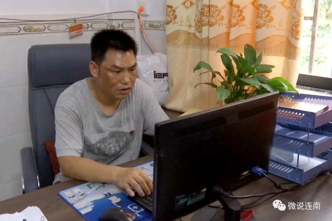 “轻伤不下火线”，筑牢防疫反诈安全墙     ——记大麦山镇新寨村党总支书记、村委主任唐志勇-照片来源：微说连南（连南县融媒体中心） (1).jpg