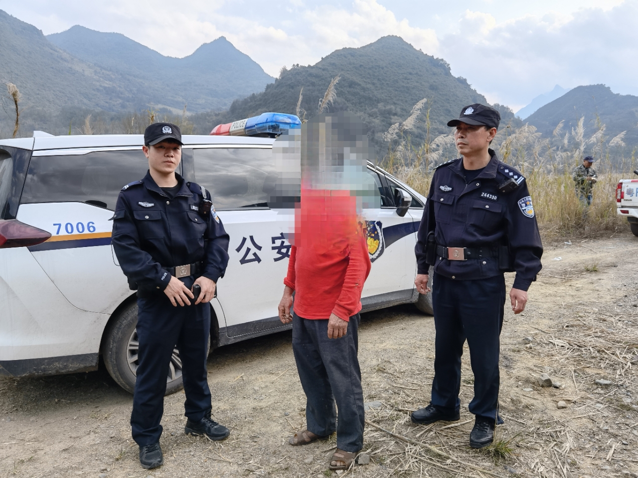 2022年3月4日下午，大麦山镇半专业打火队迅速作出反应前往白芒村委会火龙冲村笔杜坪炼田地扑救火灾5.jpg