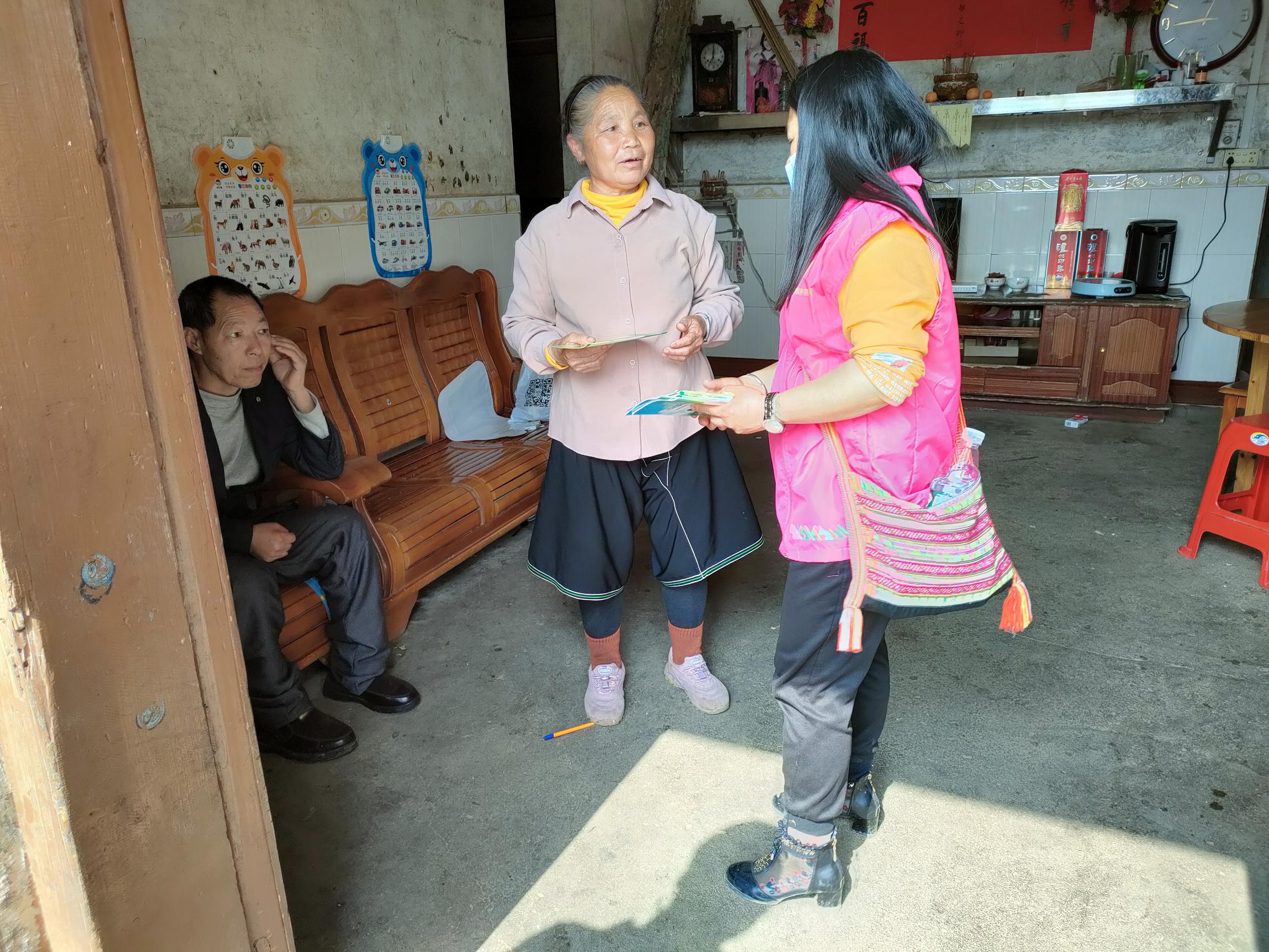 入户宣传人居环境整治的重要性.jpg