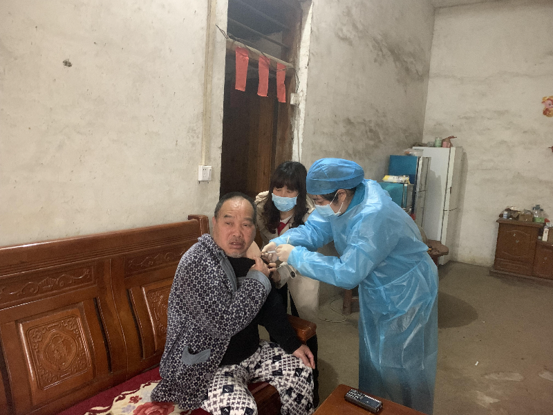 为身体适合接种的老年人接种.jpg