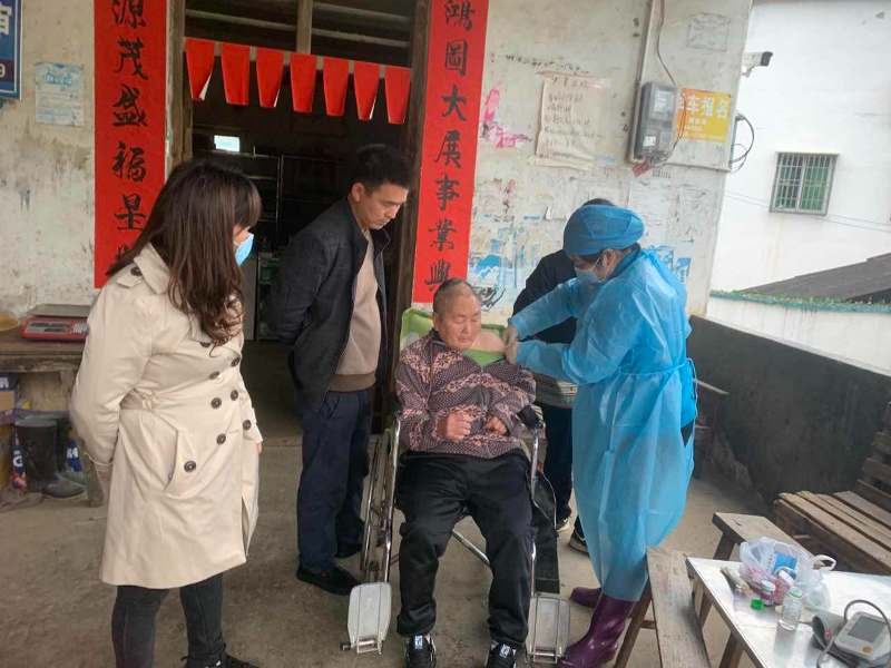 正在为老人家接种疫苗中.jpg