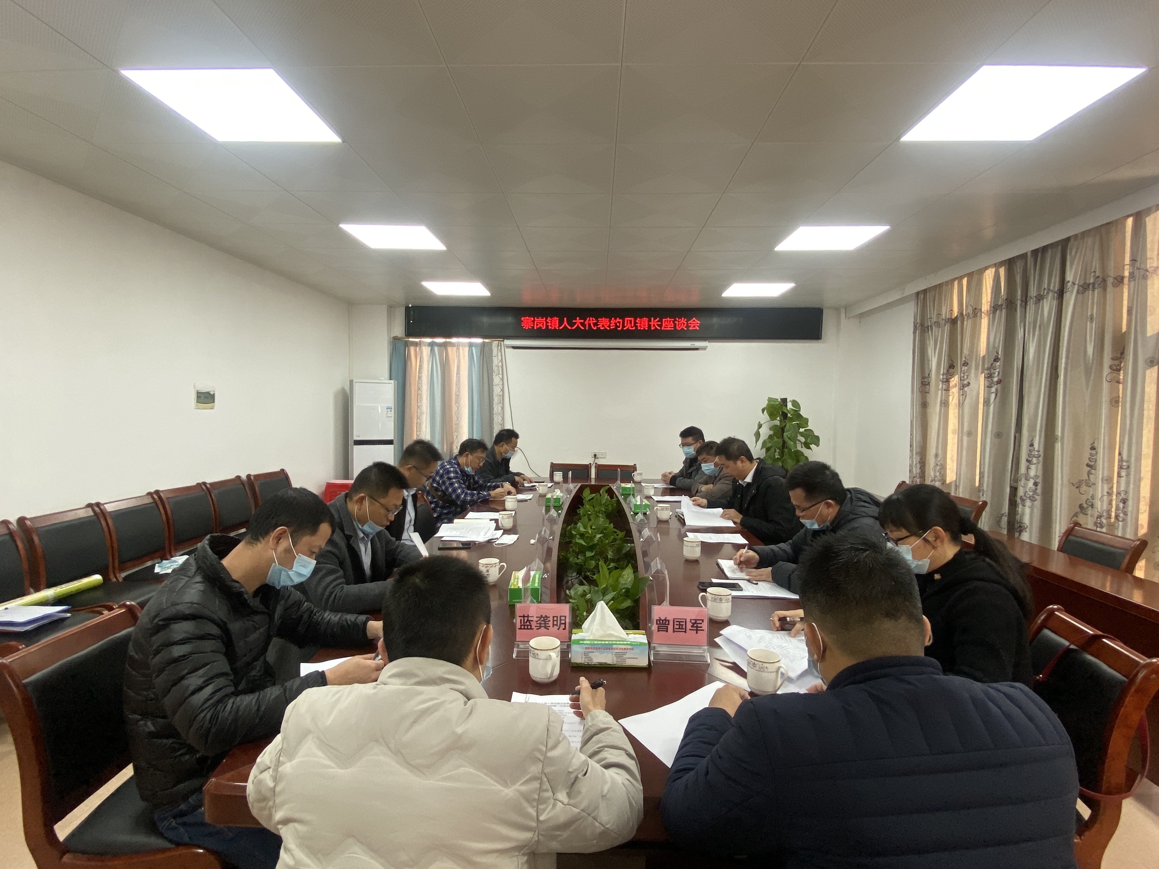 连南寨岗:人大代表约见新一届政府机关负责人