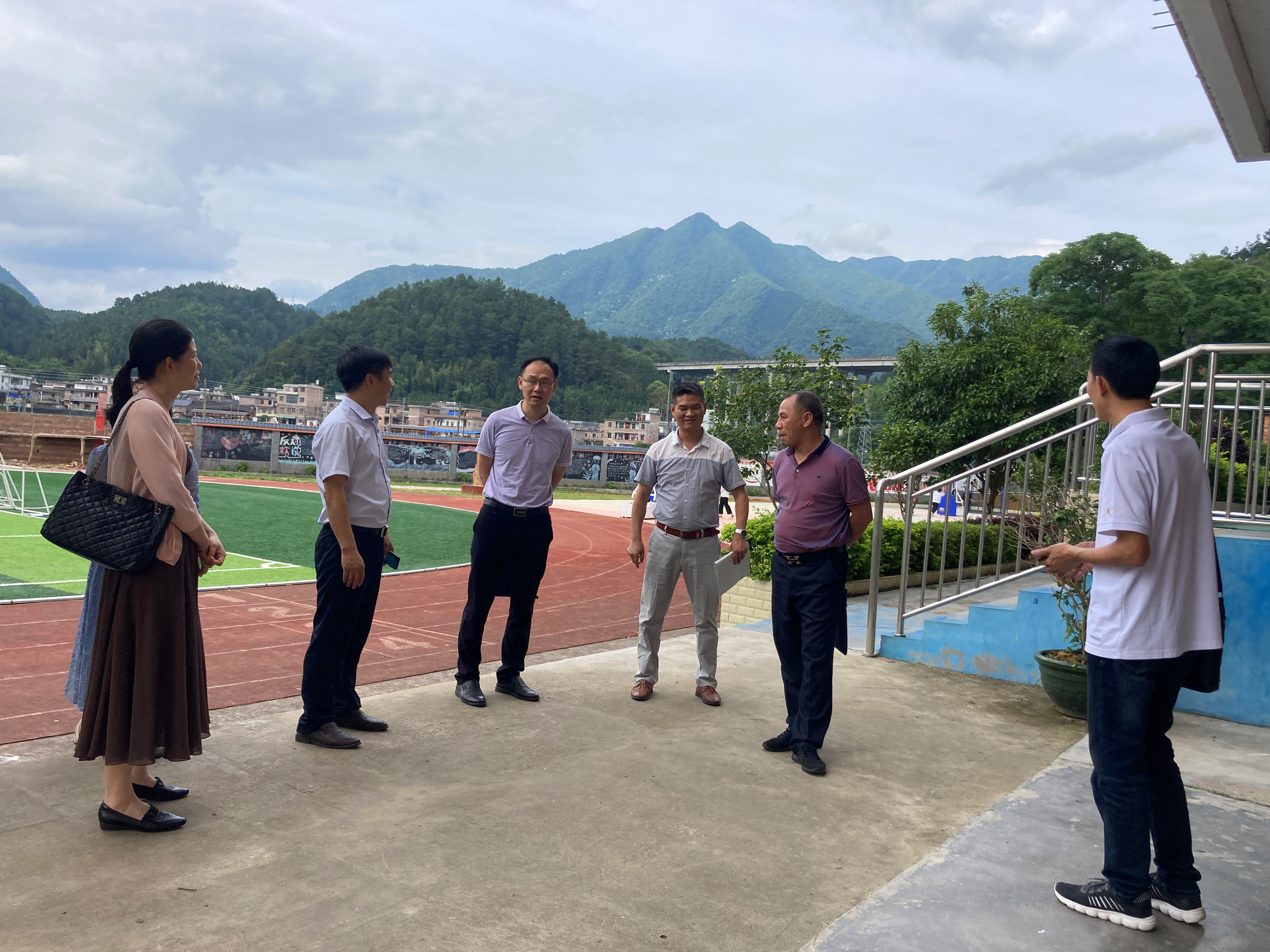 县教育局局长卢德成到香坪镇中心学校调研-连南瑶族自治县政府门户网